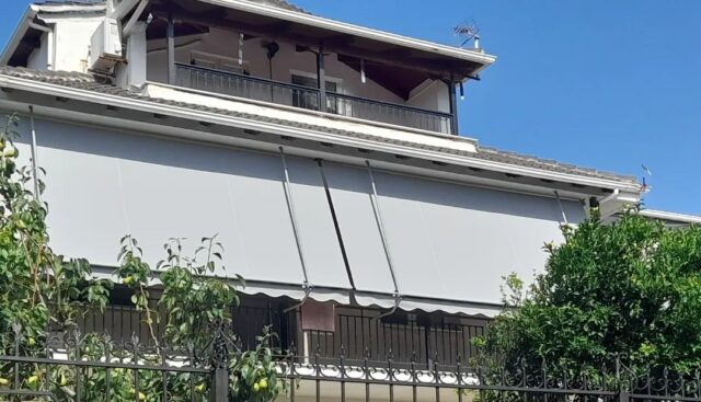 Τέντες με αντηρίδα σε εξοχική κατοικία