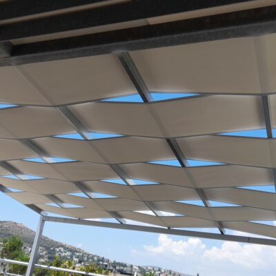 Κυματιστές τέντες - Τέντες Αεράκης Κυματιστή τέντα σε επαγγελματικό προάυλιο χώρο