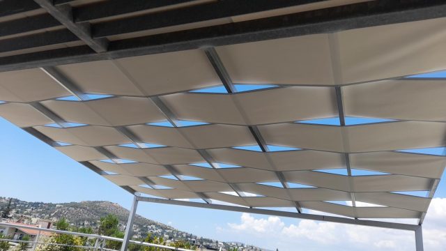 Κυματιστή τέντα σε επαγγελματικό προάυλιο χώρο