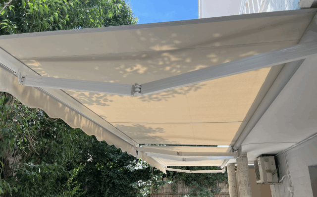 Τέντα με βραχίονες σε κατοικία στην Αθήνα