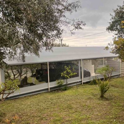 Σκέπαστρο σε εξοχική κατοικία και κάθετη τέντα ζελατίνα